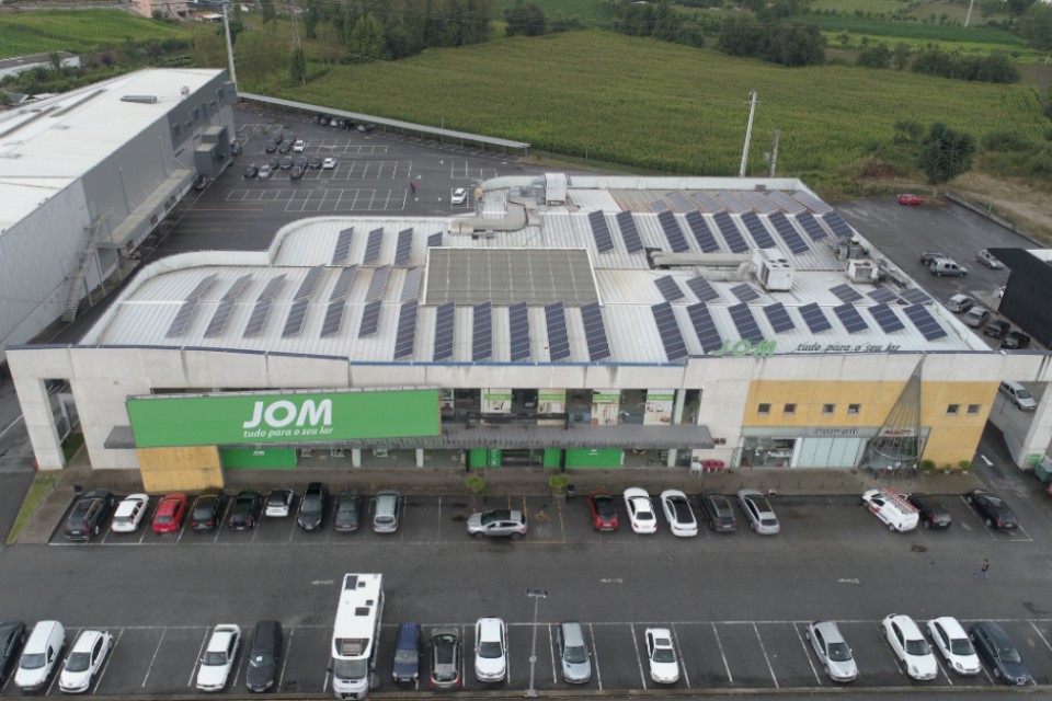 JOM investe em pain�is solares