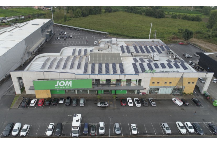 JOM investe em painis solares